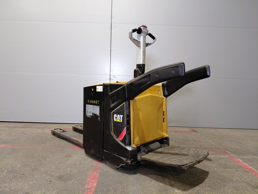 Stand-on pallet truck Caterpillar NPV20N2 - 1