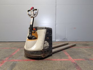 Pedestrian pallet truck Crown WP3020-2.0