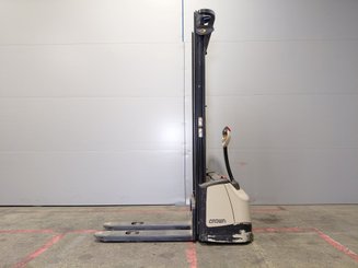 Pedestrian pallet stacker Crown WF3000 1.2 - 5