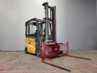 Four wheel front forklift Caterpillar EP30CN - 1