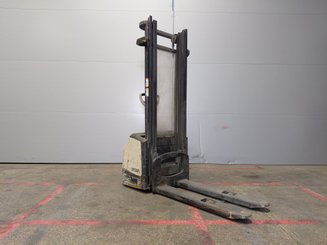 Pedestrian pallet stacker Crown WF3000 10