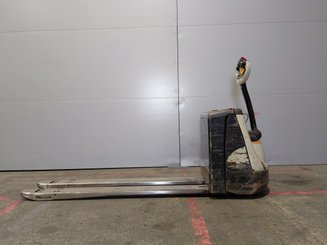 Pedestrian pallet truck Crown WP3020-2.0