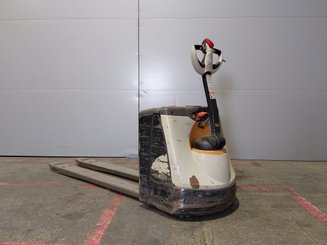 Pedestrian pallet truck Crown WP3020-2.0