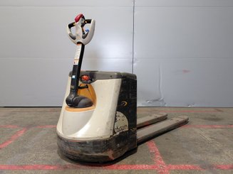 Pedestrian pallet truck Crown WP3020-2.0