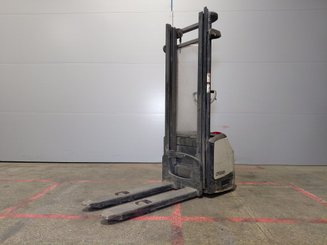 Pedestrian pallet stacker Crown WF3000 10