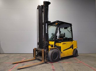 Four wheel front forklift Hyundai 45B9