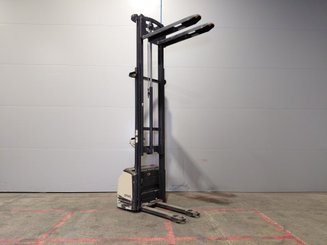 Pedestrian pallet stacker Crown WF3000 1.2 - 7