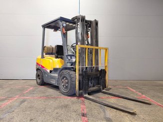 Four wheel front forklift TCM FHG30 - 1