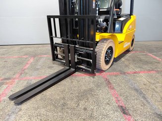 Four wheel front forklift Hangcha XE25i ( CPD25-XEY2HA-SI )