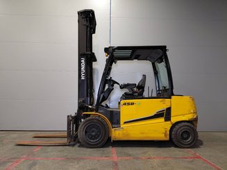 Four wheel front forklift Hyundai 45B9