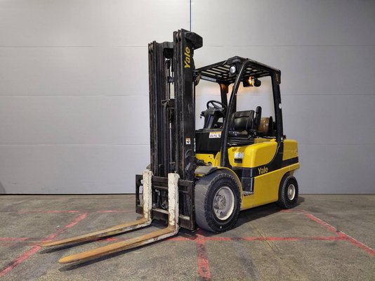 Four wheel front forklift Yale GLP35 - 1
