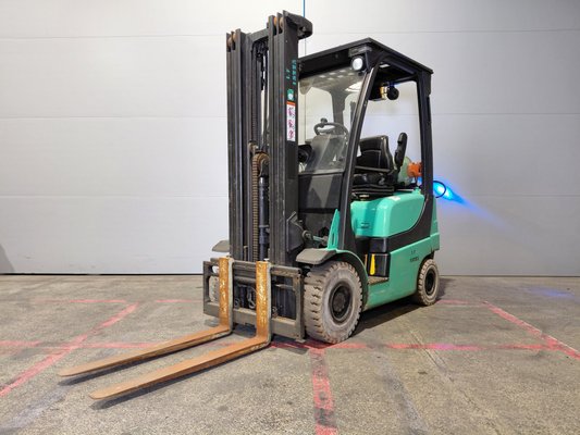 Four wheel front forklift Yale GLP20SX - 1