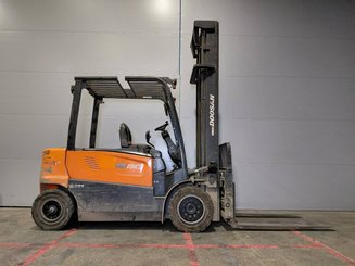 Four wheel front forklift Doosan B50X-7