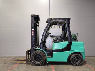 Four wheel front forklift Yale GLP35