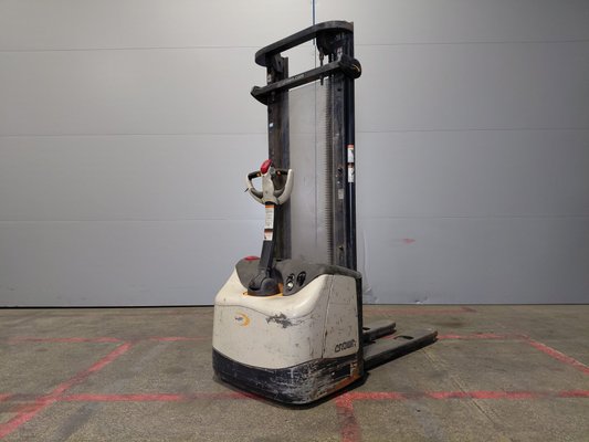 Pedestrian pallet stacker Crown WF3000 10 - 1