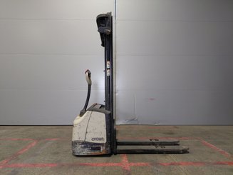 Pedestrian pallet stacker Crown WF3000 10
