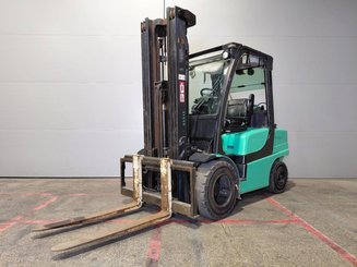 Four wheel front forklift Yale GLP35 - 1