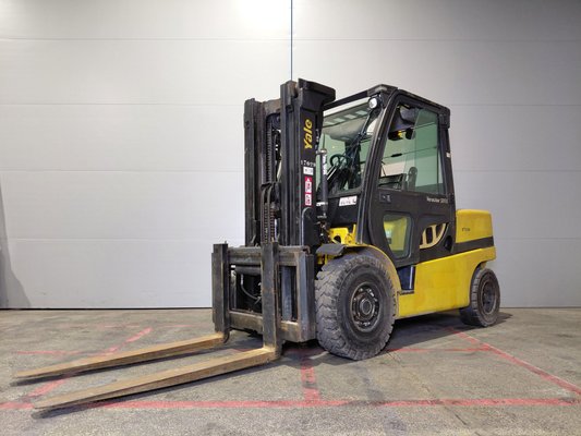 Four wheel front forklift Yale GDP50 - 1