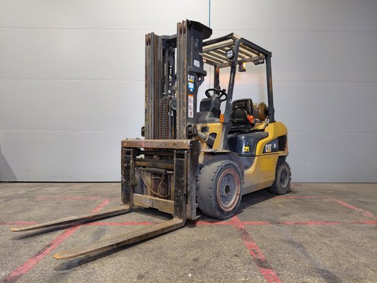Four wheel front forklift Caterpillar GP30NTD - 1