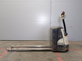 Pedestrian pallet truck Crown WP3020-2.0