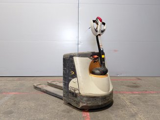 Pedestrian pallet truck Crown WP3020-2.0