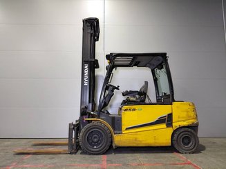 Four wheel front forklift Hyundai 45B9