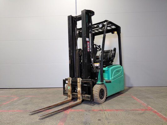 Three wheel front forklift Yale ERP15VTSWB - 1