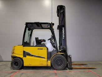 Four wheel front forklift Hyundai 45B9