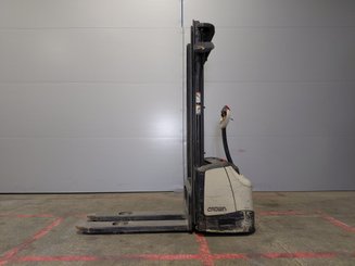 Pedestrian pallet stacker Crown WF3000 10