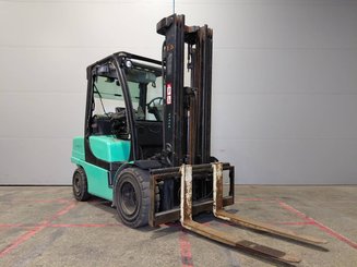 Four wheel front forklift Yale GLP35 - 1