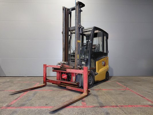 Four wheel front forklift Caterpillar EP30CN - 1