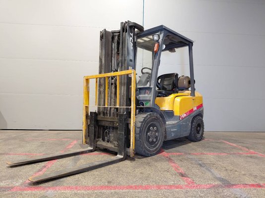 Four wheel front forklift TCM FHG30 - 1