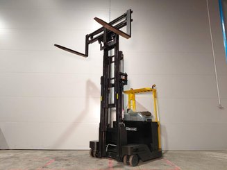 Multi-directional retractable mast reach truck Caterpillar NRM20K