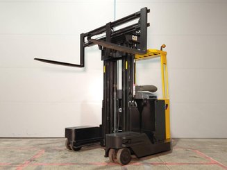 Multi-directional retractable mast reach truck Caterpillar NRM20K