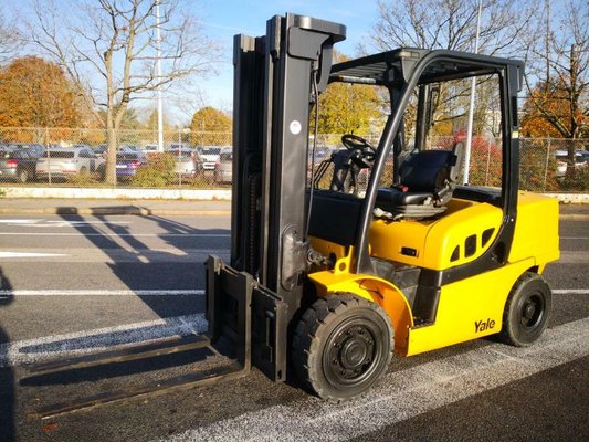 Four wheel front forklift Yale GDP40 - 1