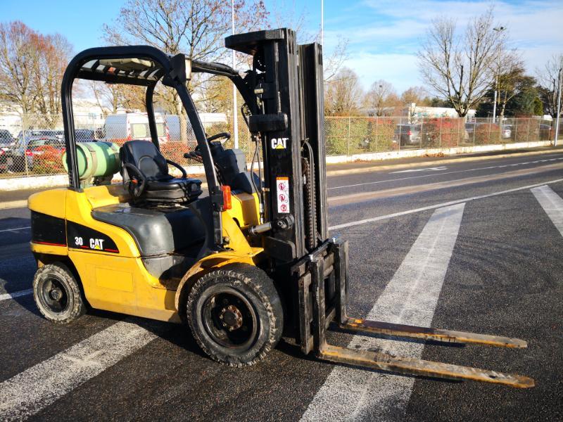 Four wheel counterbalanced forklift Caterpillar GP30N - 1