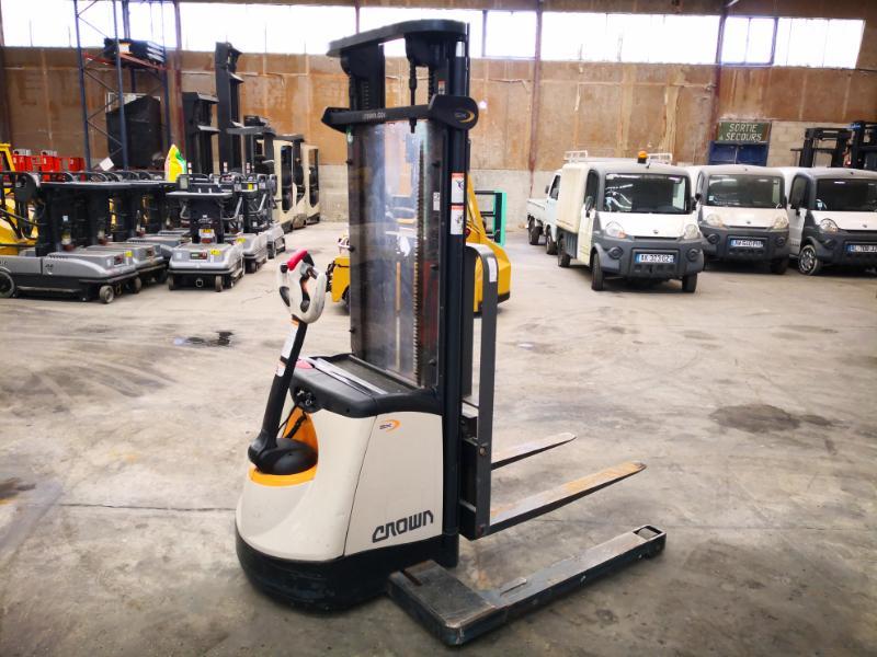 Straddle stacker Crown SX3000 - 1