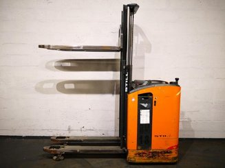 Stand-on pallet stacker STILL SD20 - 4