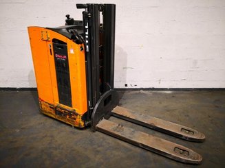 Stand-on pallet stacker STILL SD20 - 7