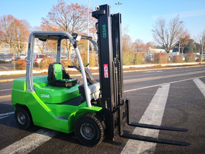 Four wheel counterbalanced forklift CESAB M325D - 1