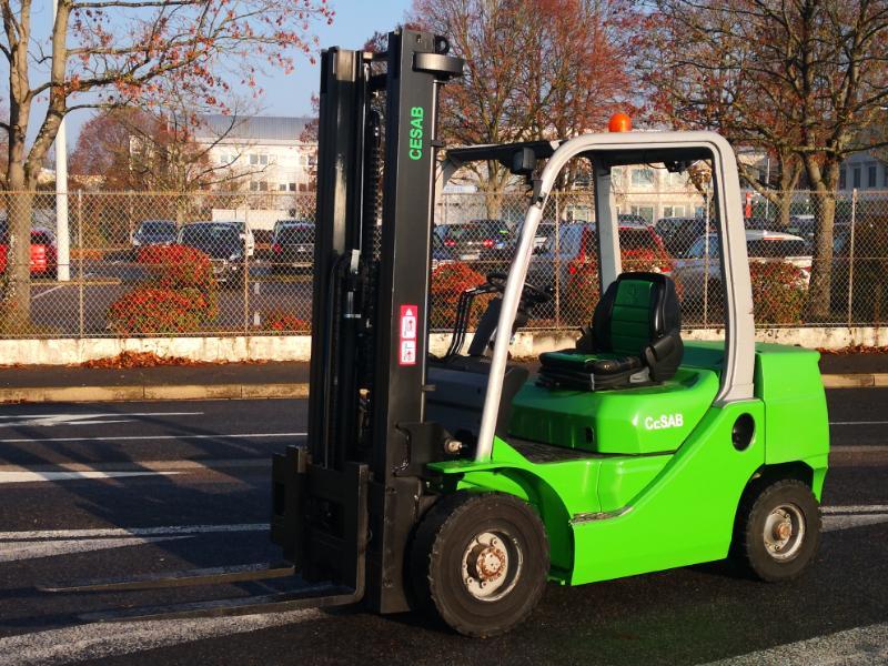 Four wheel counterbalanced forklift CESAB M325D - 1