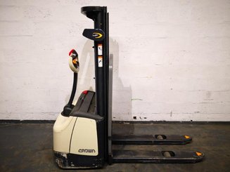 Pedestrian pallet stacker Crown WF3000-1.0FT - 3