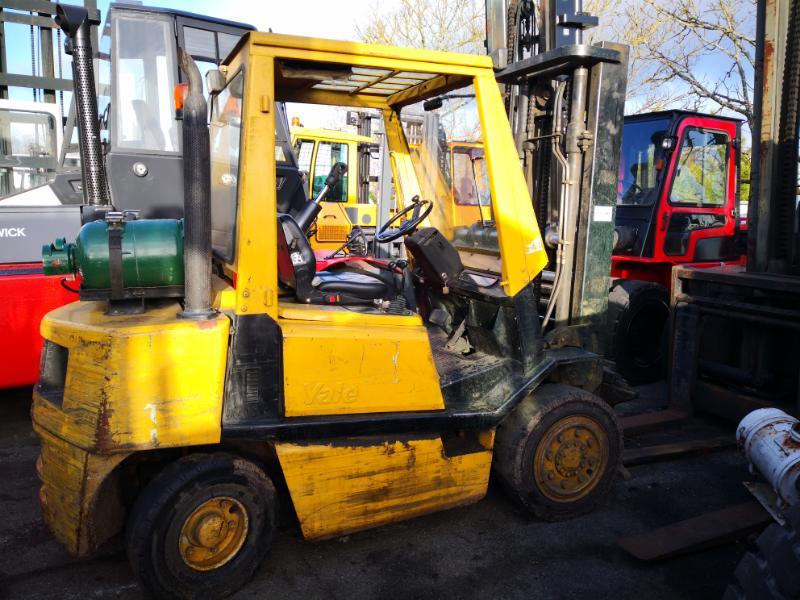 Four wheel counterbalanced forklift Yale GLP40 LP - 1