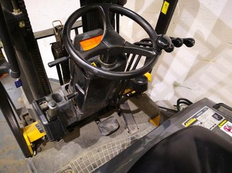 Four wheel front forklift Caterpillar EC25N