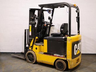 Four wheel front forklift Caterpillar EC25N - 2