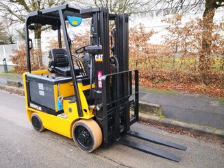 Four wheel front forklift Caterpillar EC25N - 1