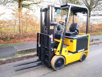 Four wheel front forklift Caterpillar EC25N - 1