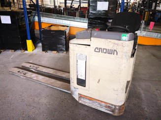 Low-level order picker Crown RT3020 - 1