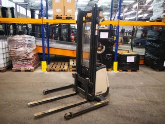 Straddle stacker Crown ST3000-1.0 - 5