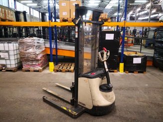 Straddle stacker Crown ST3000-1.0 - 1